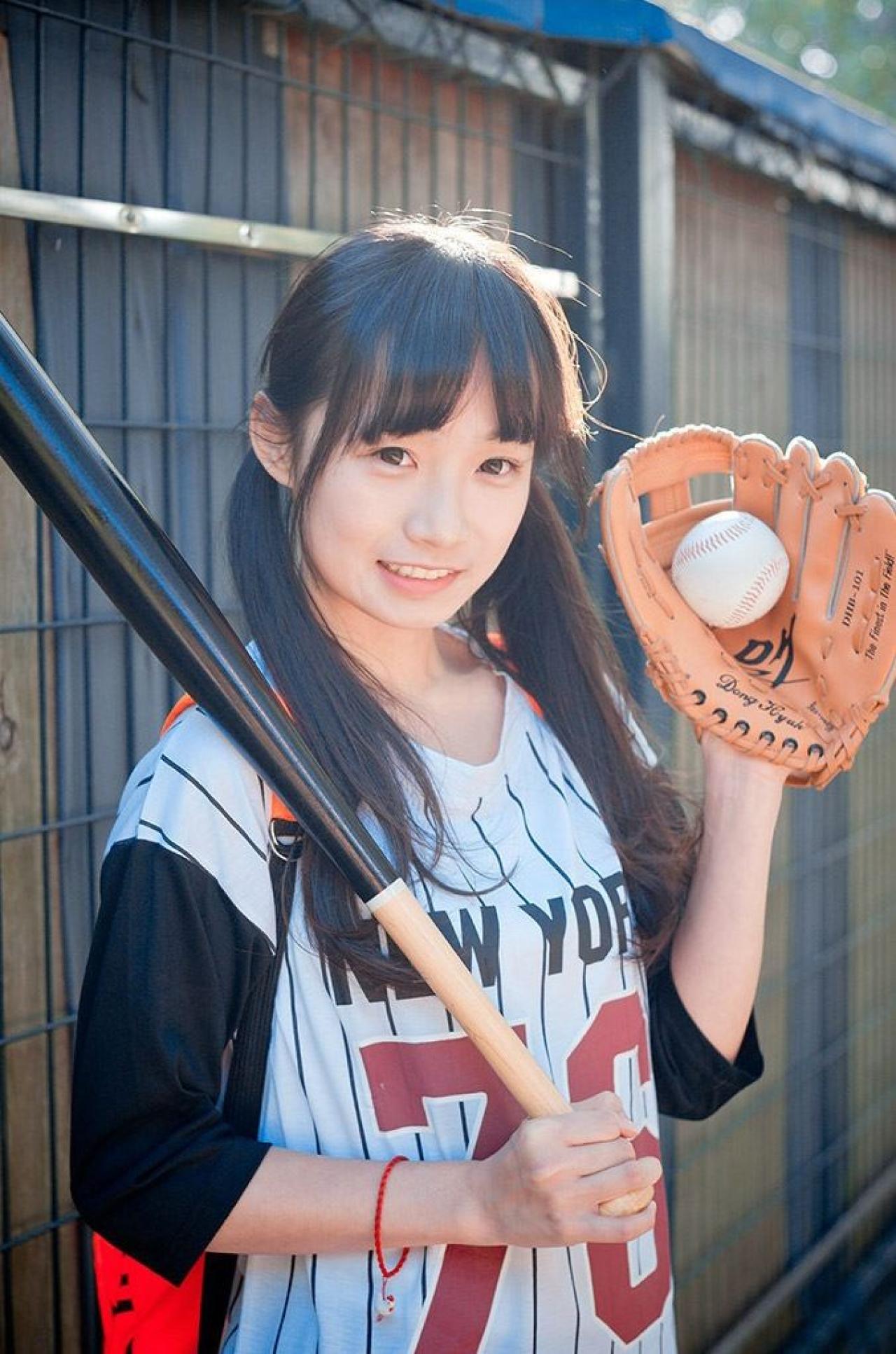 馋宝宝右手扛着棒球棒，左手戴着棒球手套，握着棒球