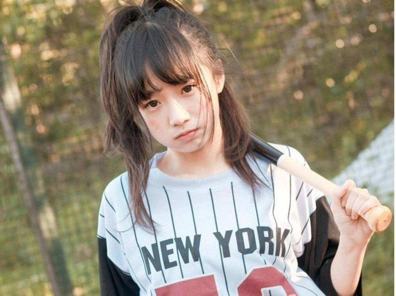 馋宝宝扛着棒球棒嘟嘴的上半身照