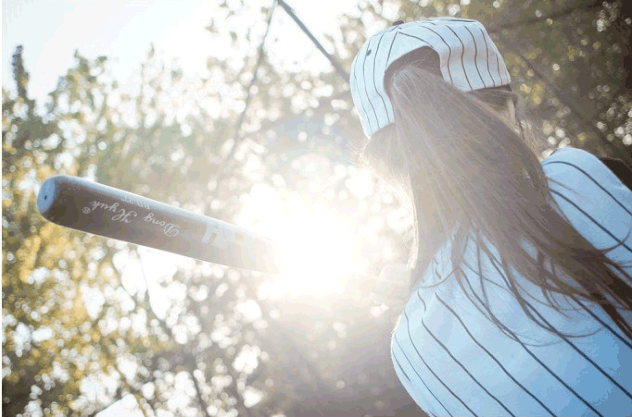 馋宝宝挥杆的背面照