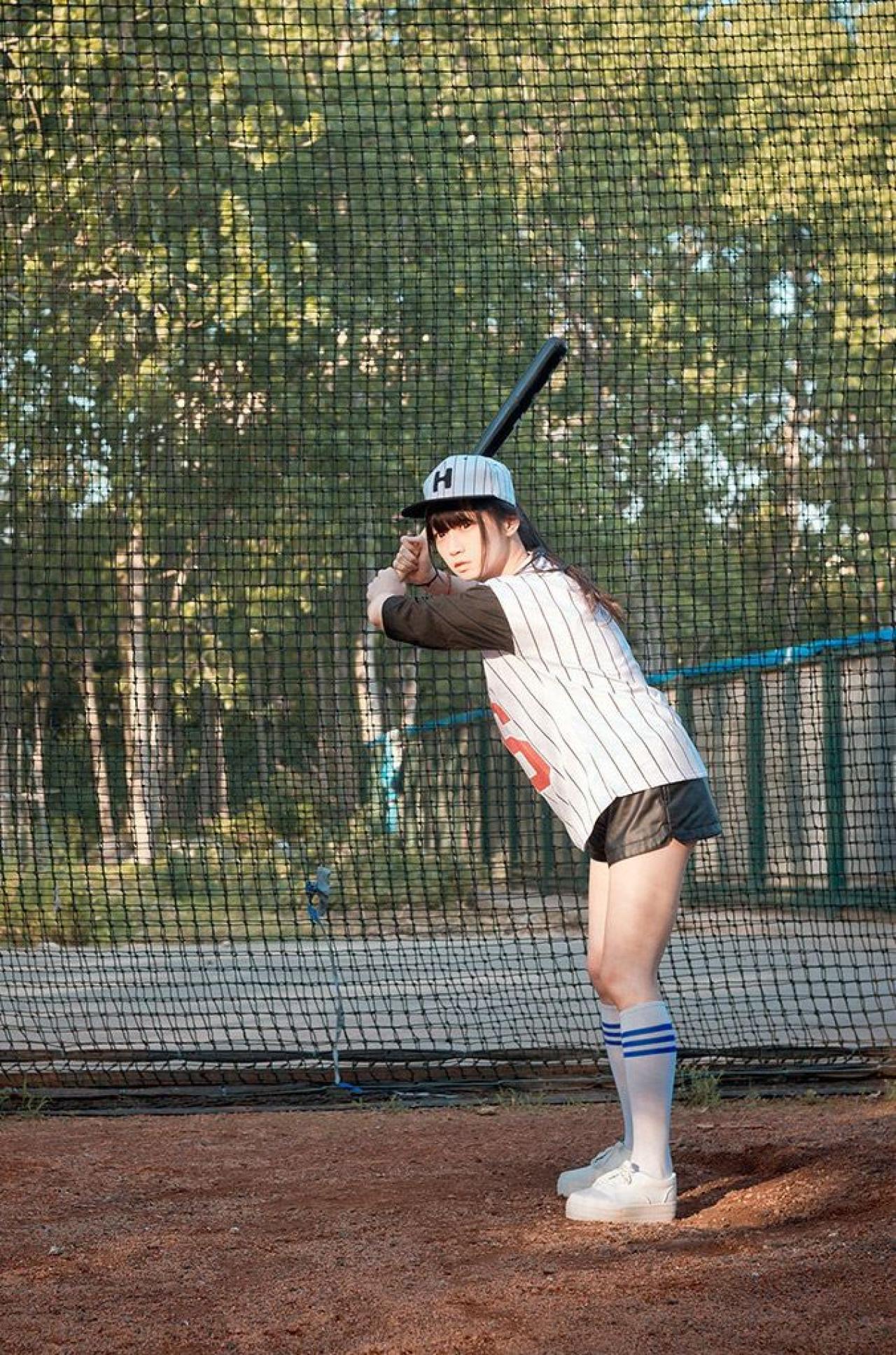 馋宝宝全神贯注，等待击球的侧面照