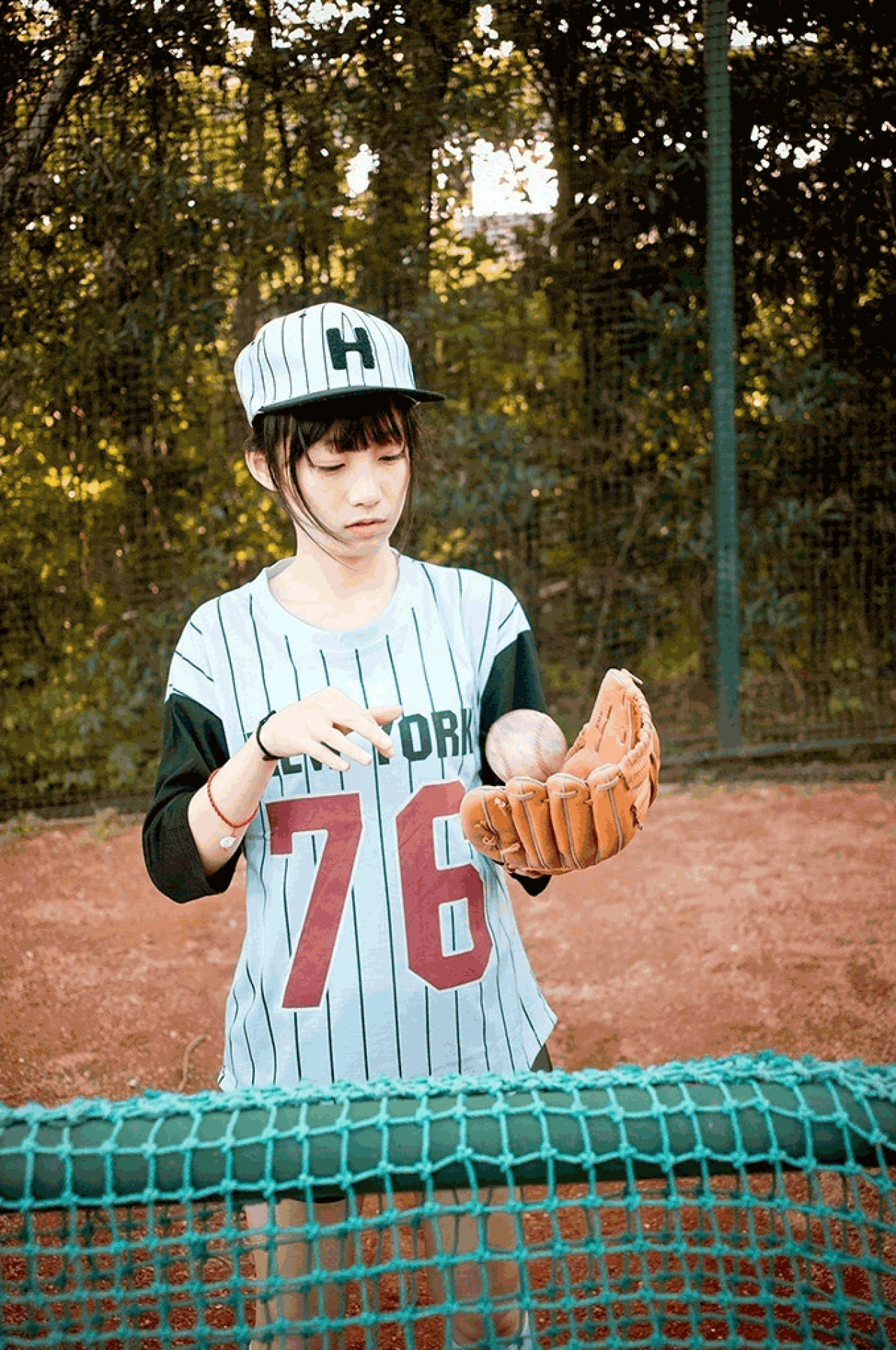 馋宝宝把球放到戴着棒球手套的左手里