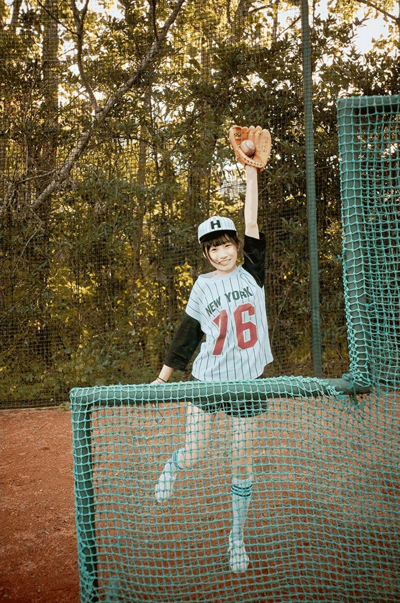 馋宝宝高举戴着棒球手套的左手，兴奋的样子