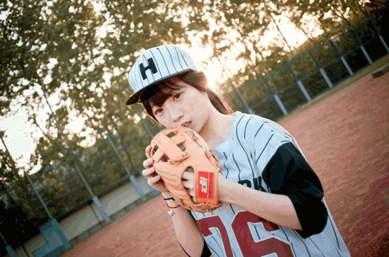 馋宝宝双手放在嘴前，在咬着什么