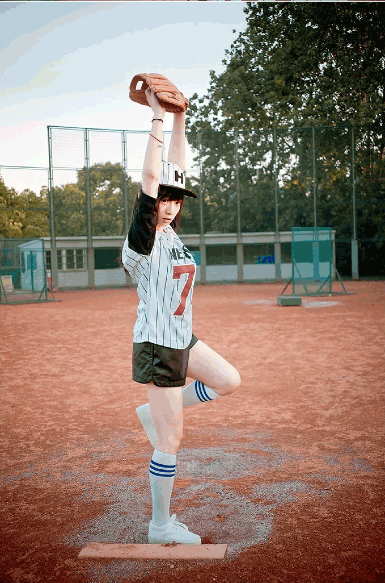 馋宝宝准备投球的标准姿势侧面照