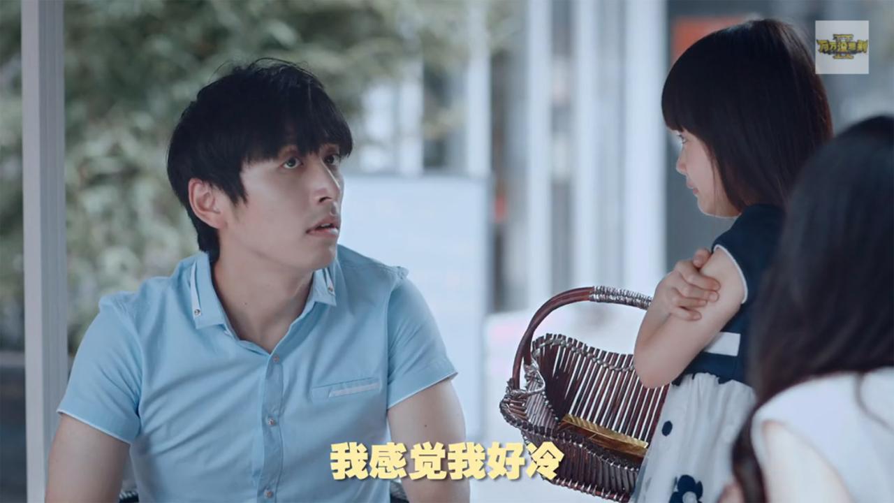 纪姿含挎着篮子抱紧胳臂说：我感觉我好冷