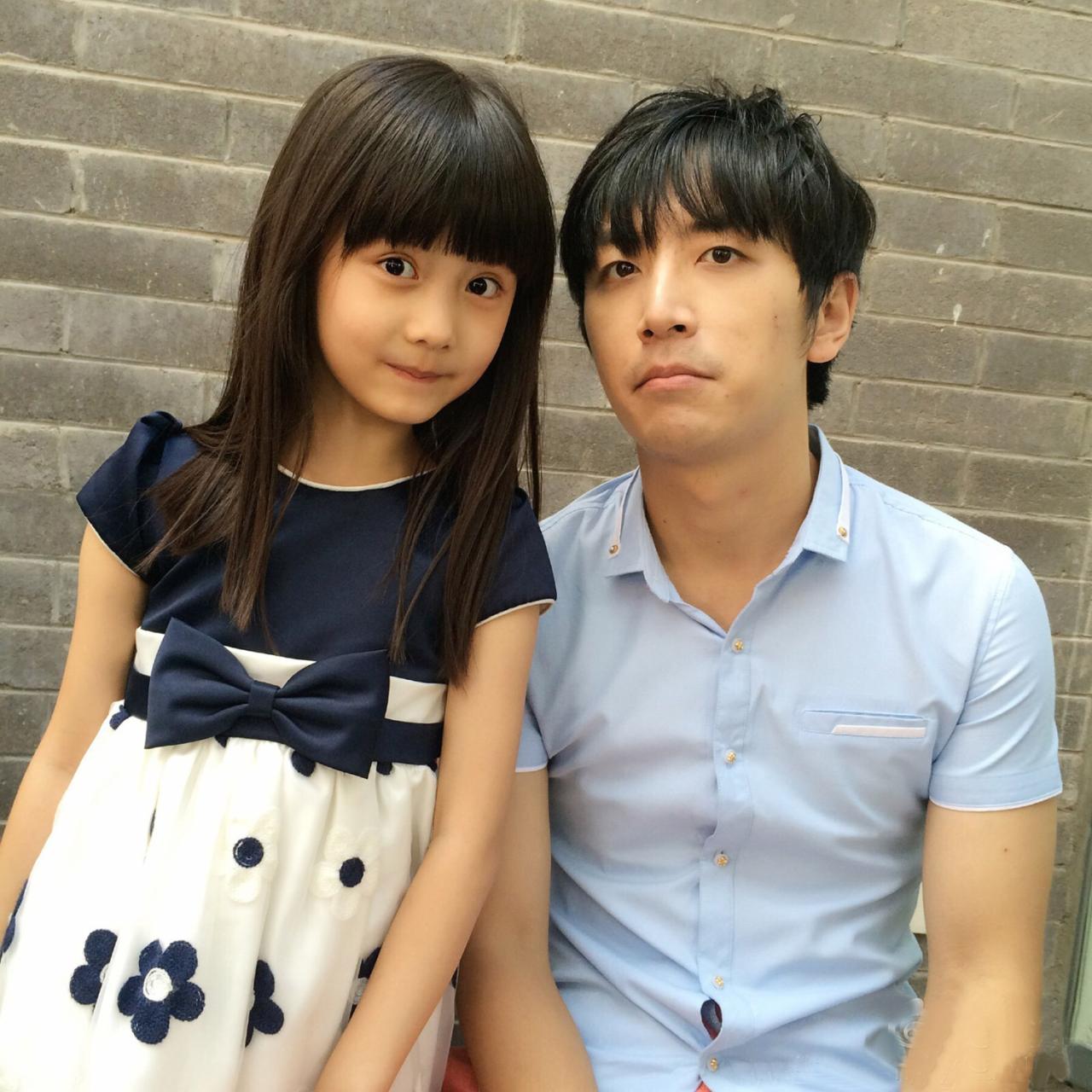 纪姿含和《万万没想到》主演王大锤合照