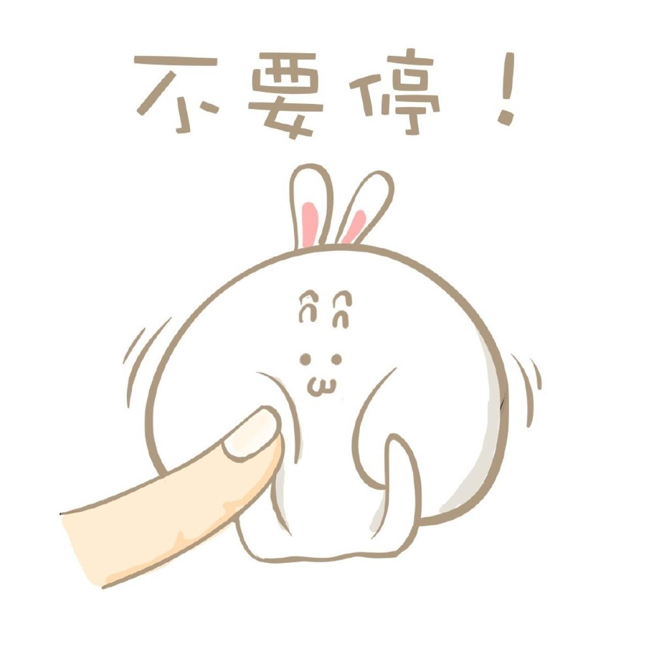 一只手指给小兔子揉脸，小兔子嘟嘴卖萌：不要停！