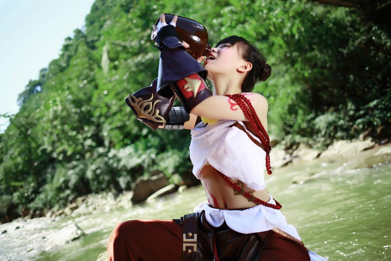 修老虎扮演丐帮萝莉双手捧起一罐酒，坐在石头上仰面将酒灌到嘴里