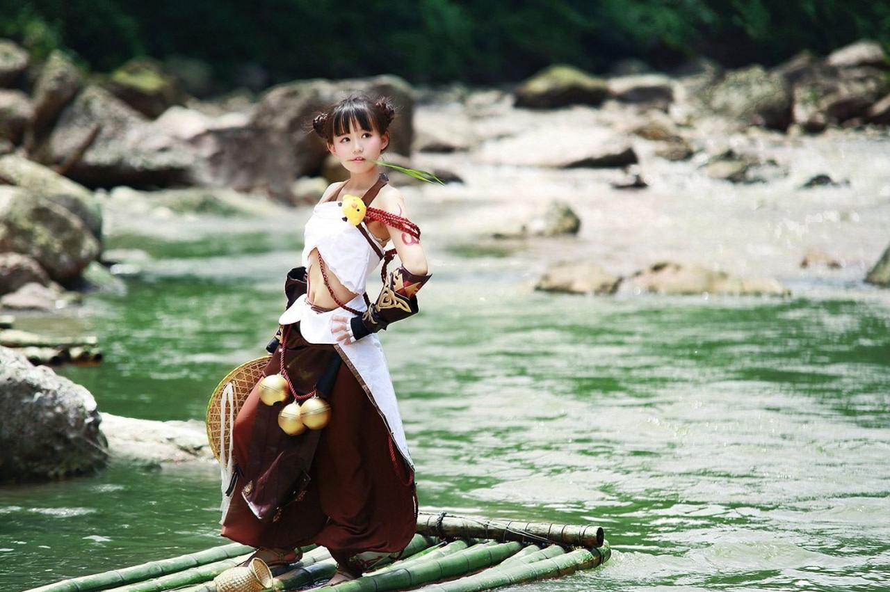 修老虎扮演丐帮萝莉叼着草叶，双手叉腰站在竹筏上