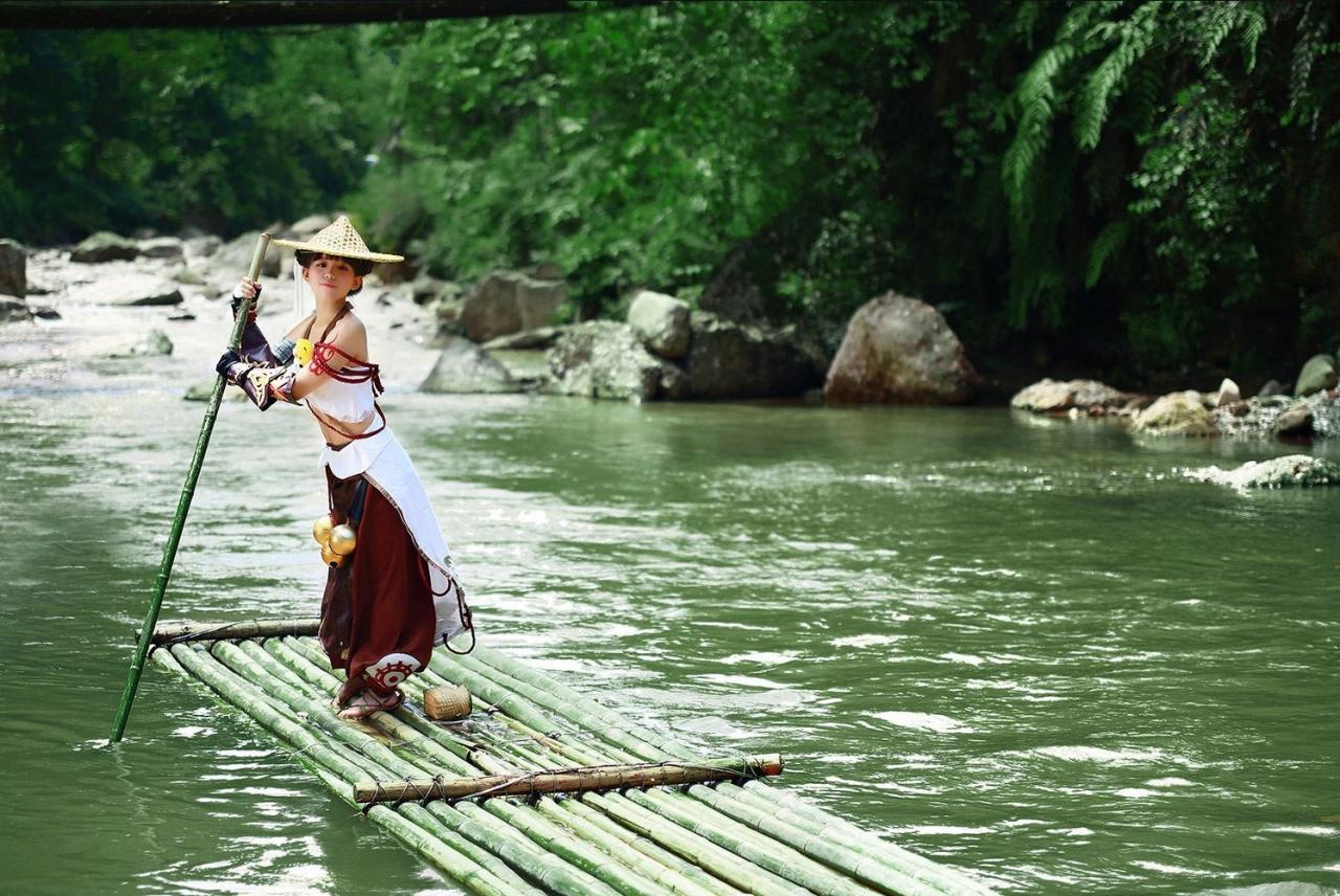 修老虎扮演丐帮萝莉撑着竹竿驾驶竹筏