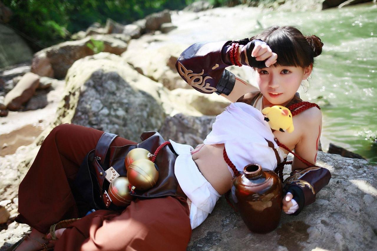 修老虎扮演丐帮萝莉喝完酒，扶着额头侧躺在石头上