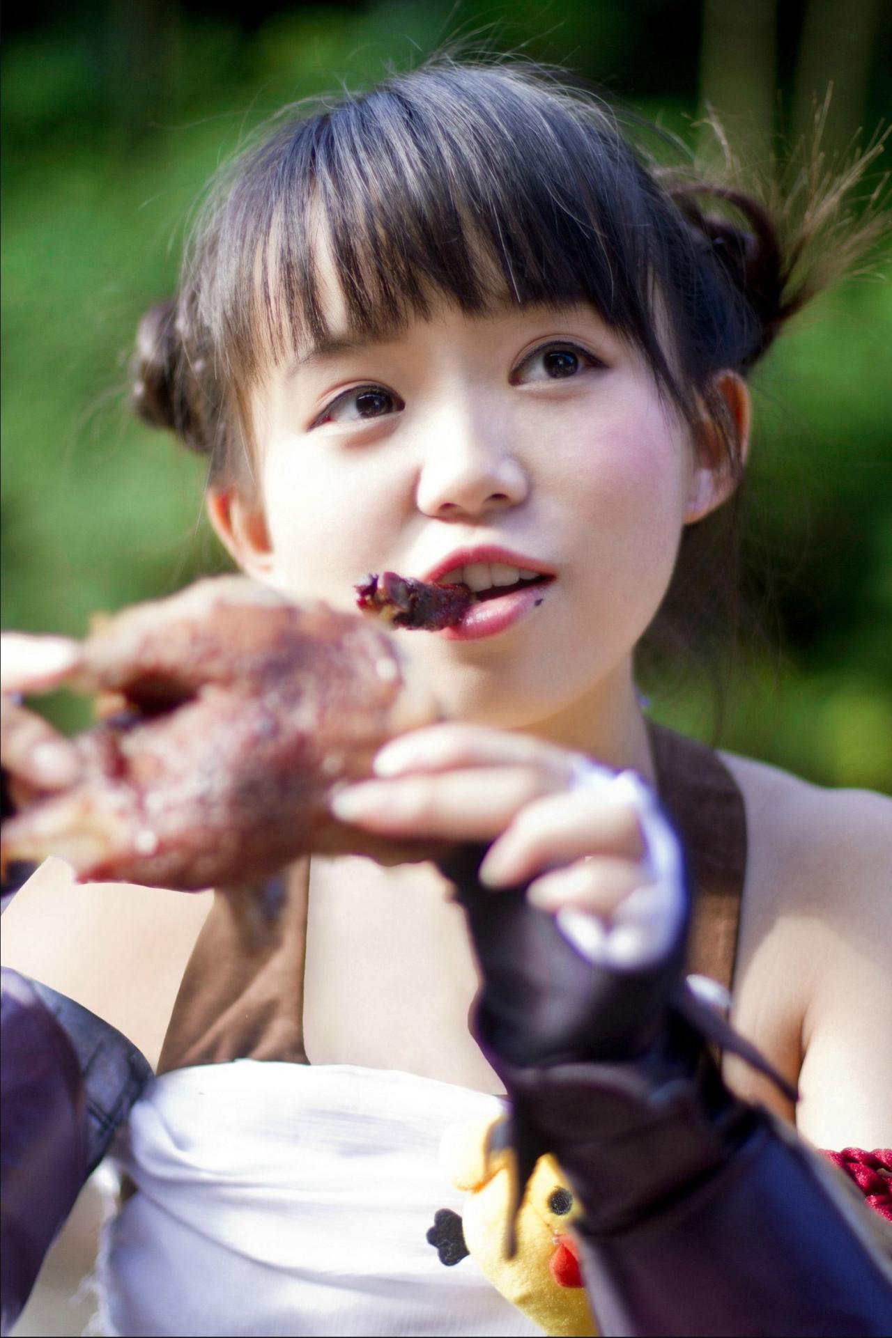 修老虎扮演丐帮萝莉一口咬下鸡腿，啃着鸡腿的模样