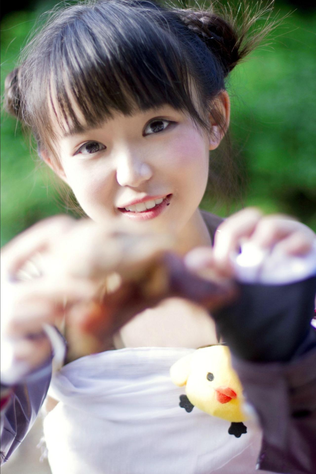 修老虎扮演丐帮萝莉双手将烧鸡捧到镜头前微笑的神情