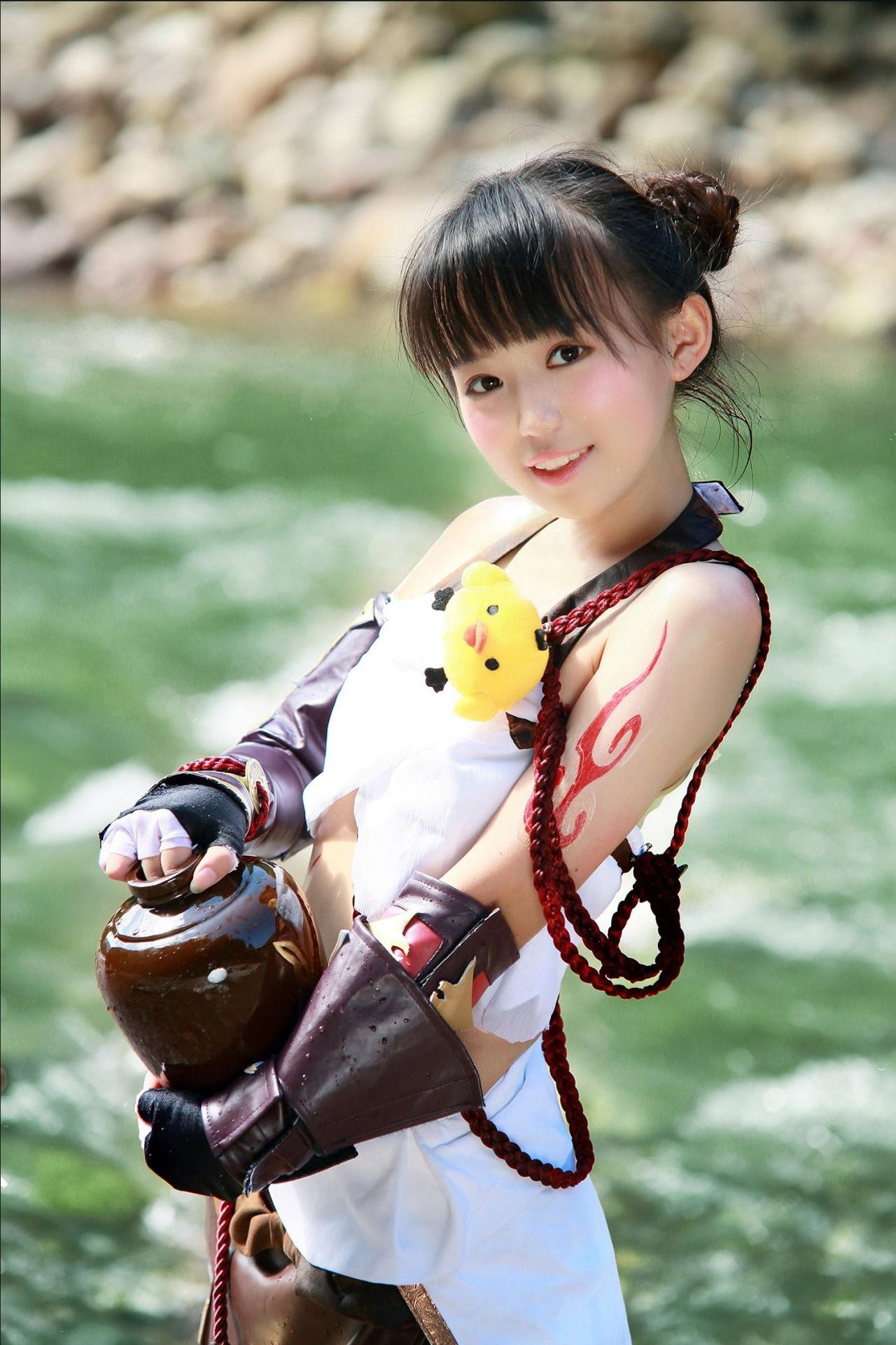 修老虎扮演丐帮萝莉双手提着酒壶腼腆微笑的侧面照