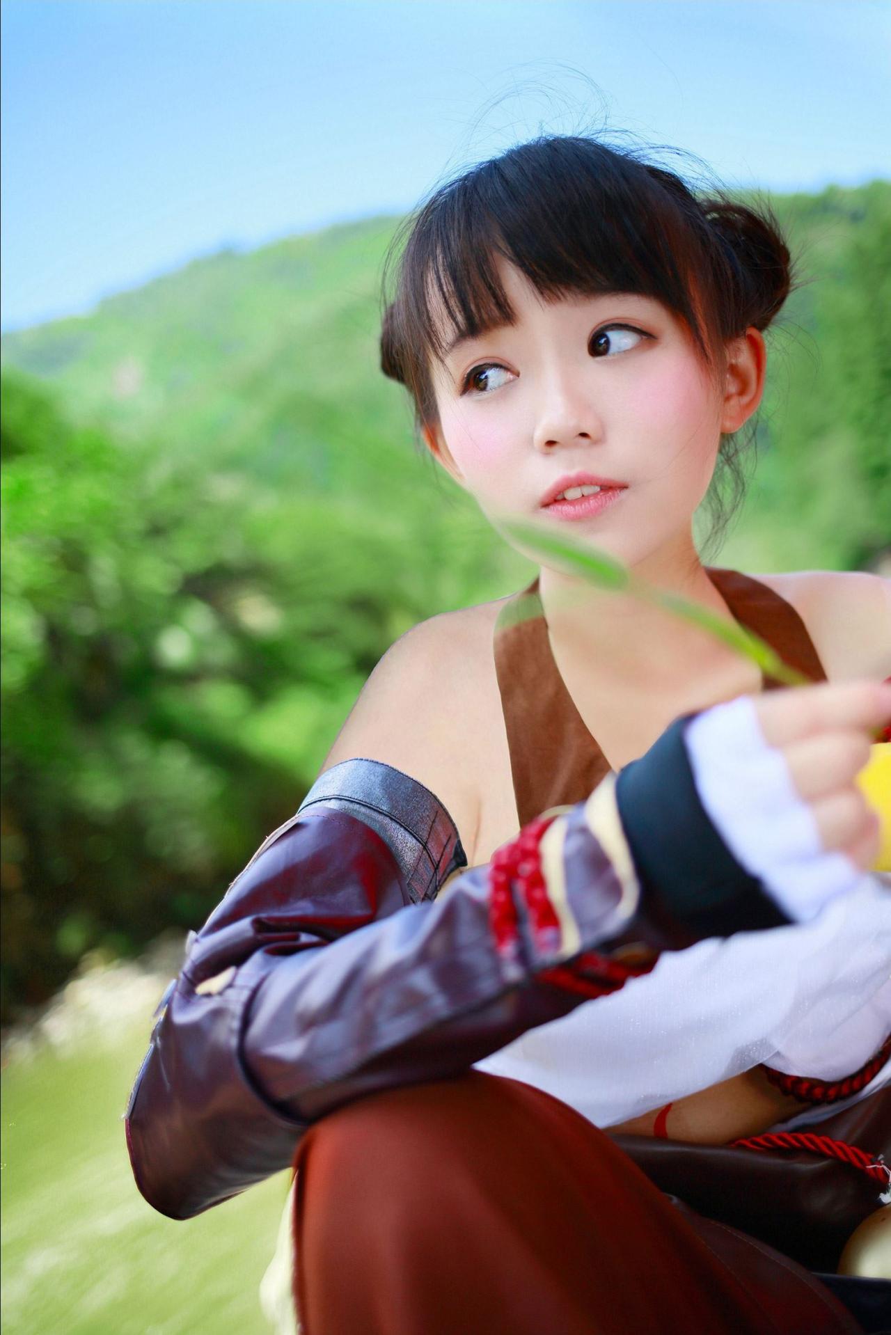 修老虎扮演丐帮萝莉摘下一柳草叶，目光斜视远方