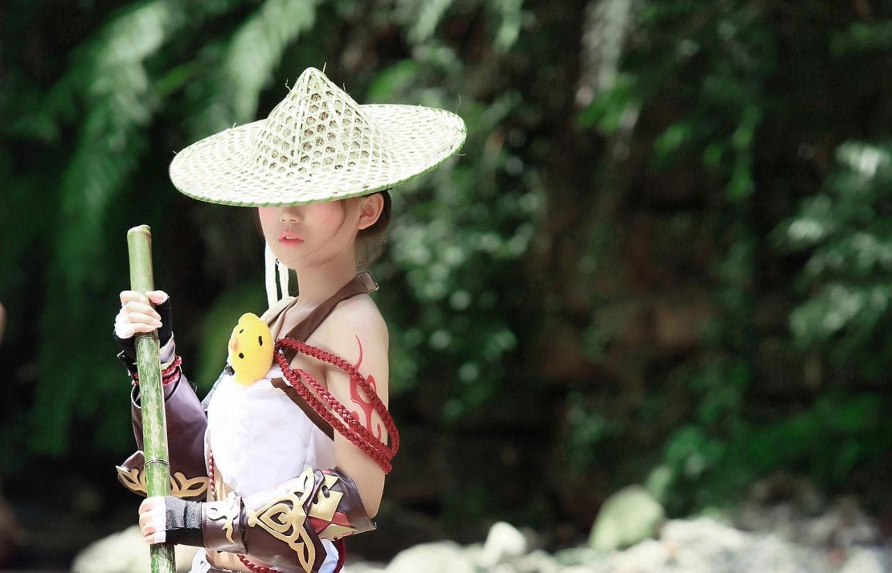 修老虎扮演丐帮萝莉双手撑着竹竿，用草帽遮住半边脸，上半身照