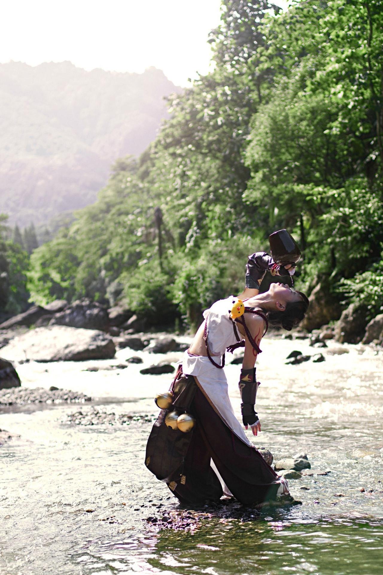 修老虎扮演丐帮萝莉向后仰着身子，提起酒壶，醍醐灌顶的姿势，全身侧面照