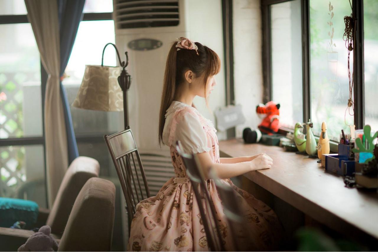 圆辛子坐在窗台前侧面照