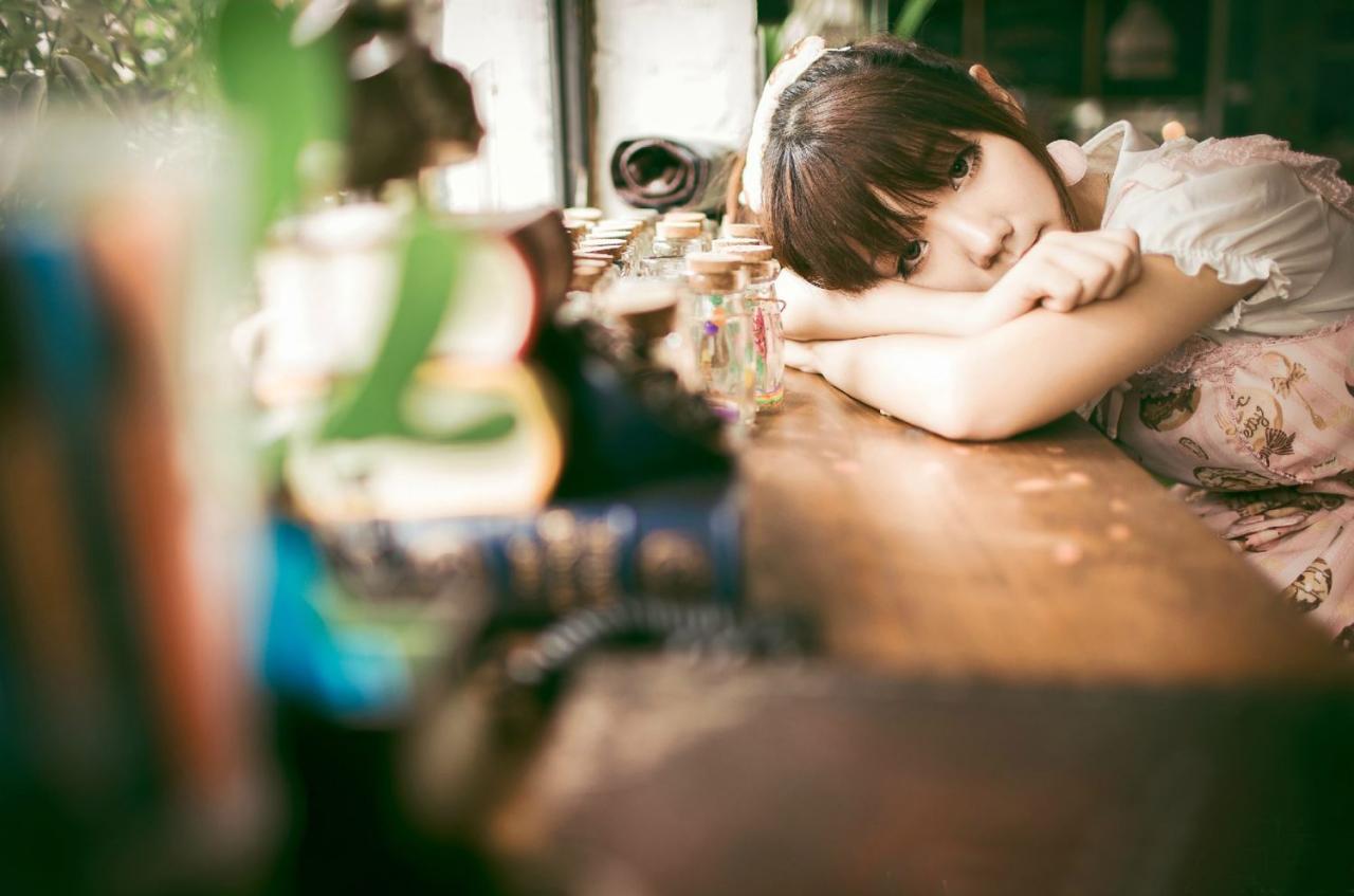 圆辛子扒在桌子上，桌子上摆满了许愿瓶