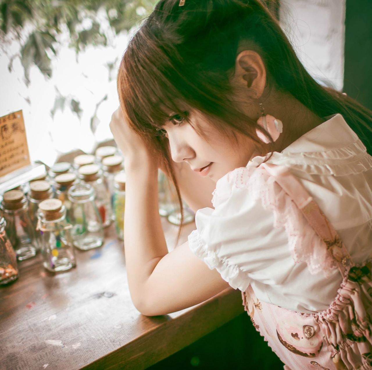 圆辛子扒在桌子上，低头回头看镜头