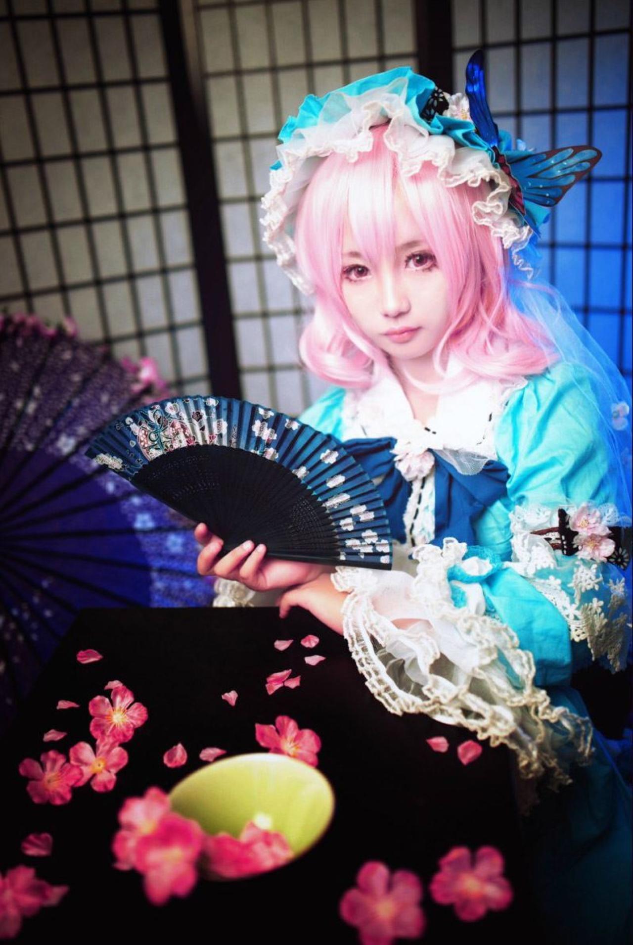 小番茄扮演西行寺幽幽子手持扇子正襟危坐