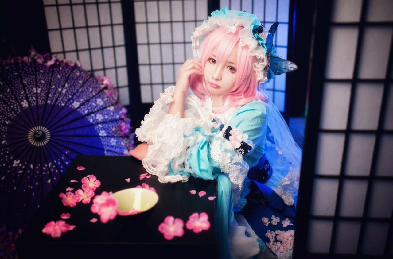 小番茄扮演西行寺幽幽子扒在桌子一角，布景屏障前有一把撑开的伞