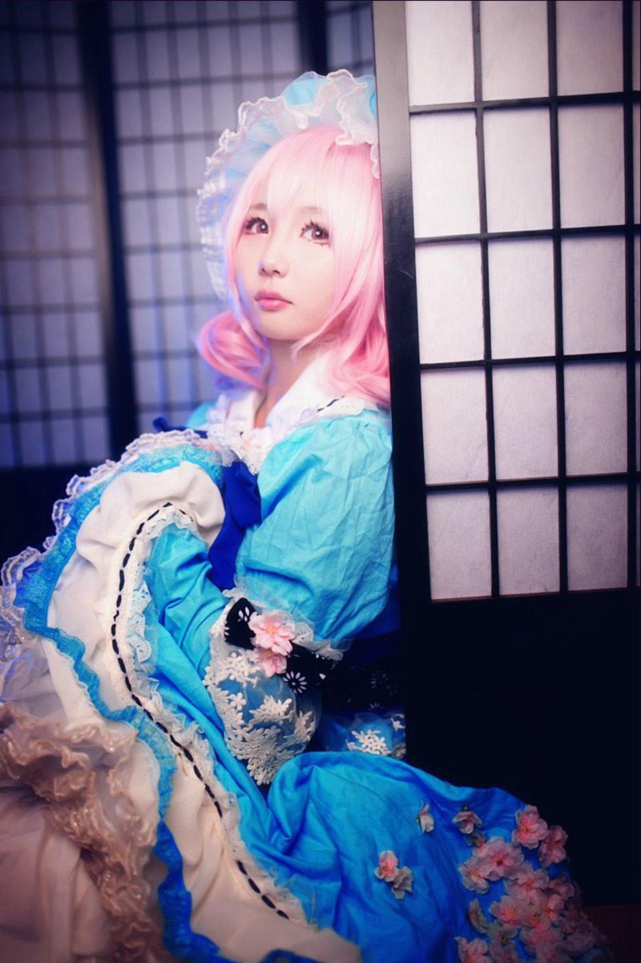 小番茄扮演西行寺幽幽子靠在墙上侧面照