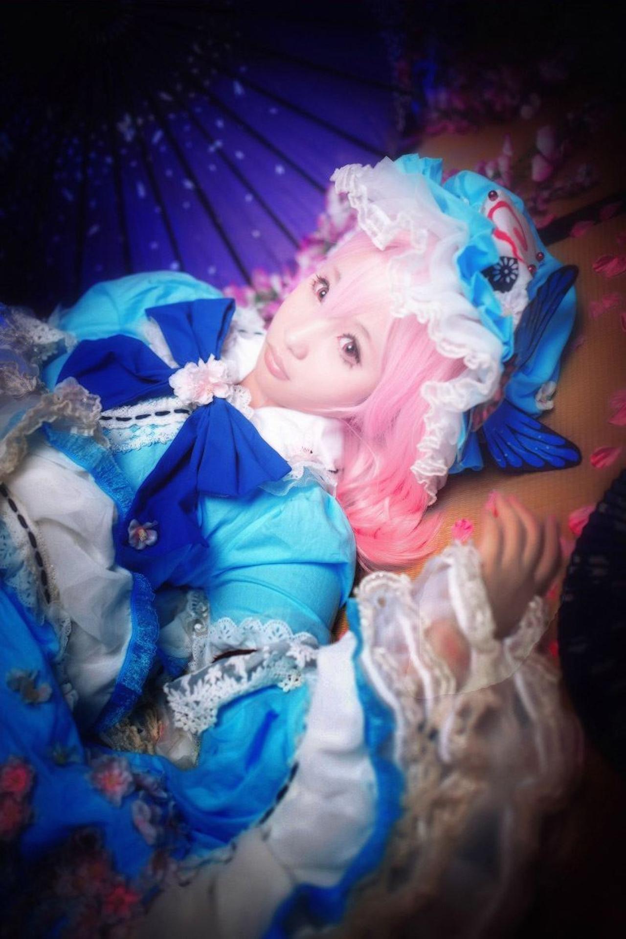 小番茄扮演西行寺幽幽子躺在洒满花瓣的地上