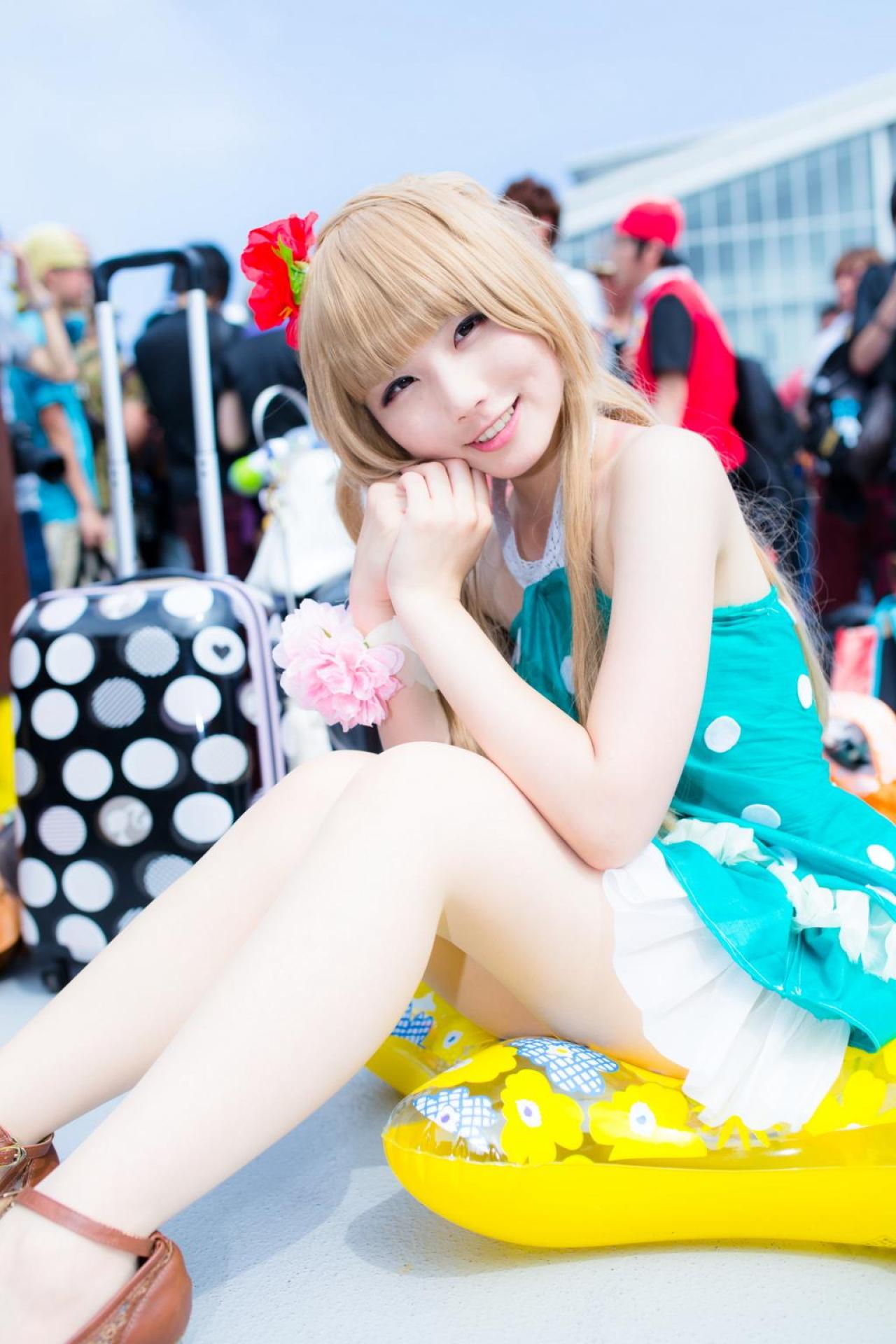 あすな扮演南小鸟坐在游泳圈里侧面照 ohkubotadayoshi拍摄