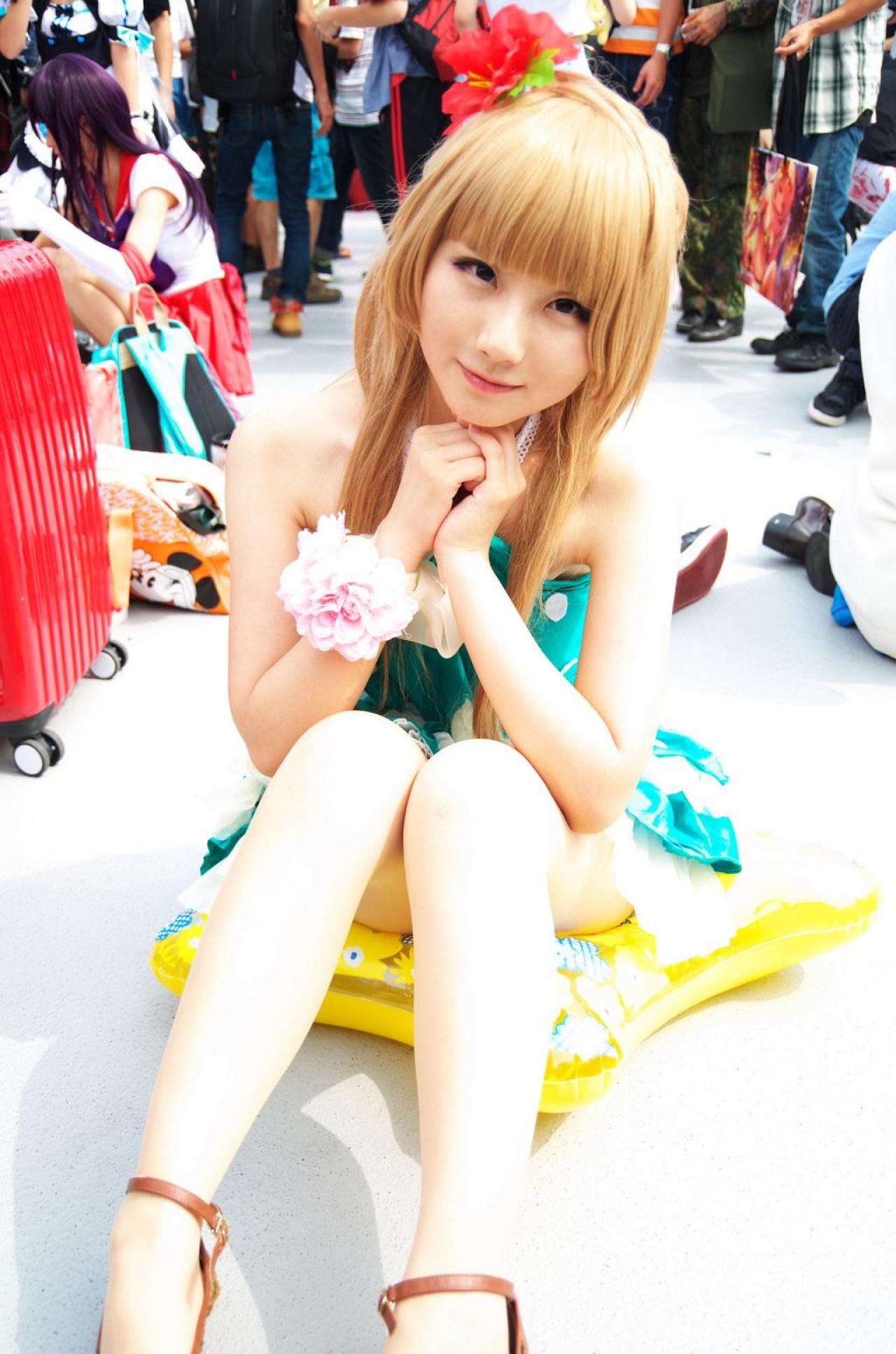 あすな扮演南小鸟双手半握拳顶着下巴卖萌姿势 ohkubotadayoshi拍摄