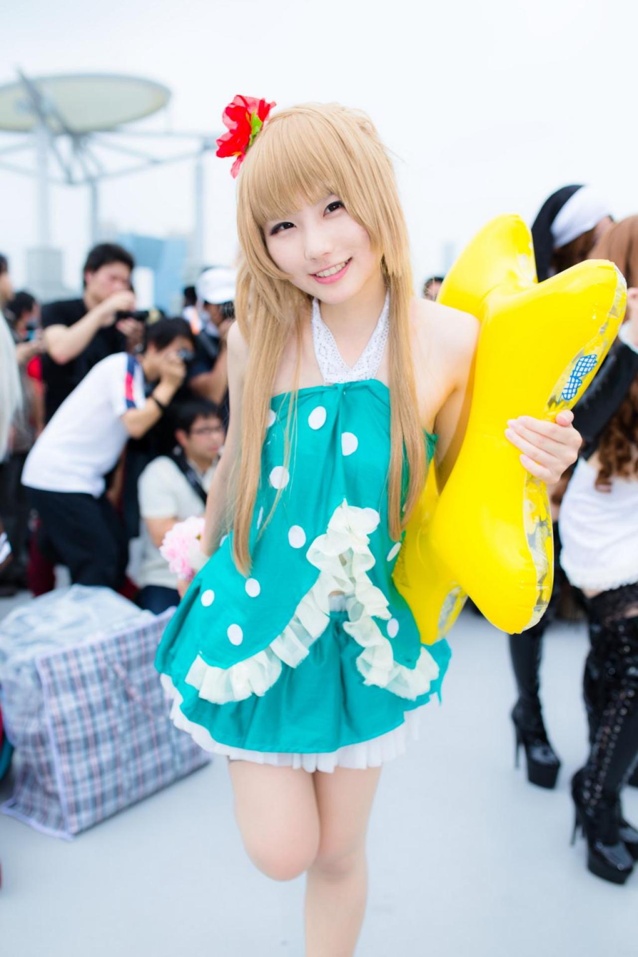 あすな扮演南小鸟左手挎着泳圈的样子正面照 ohkubotadayoshi拍摄