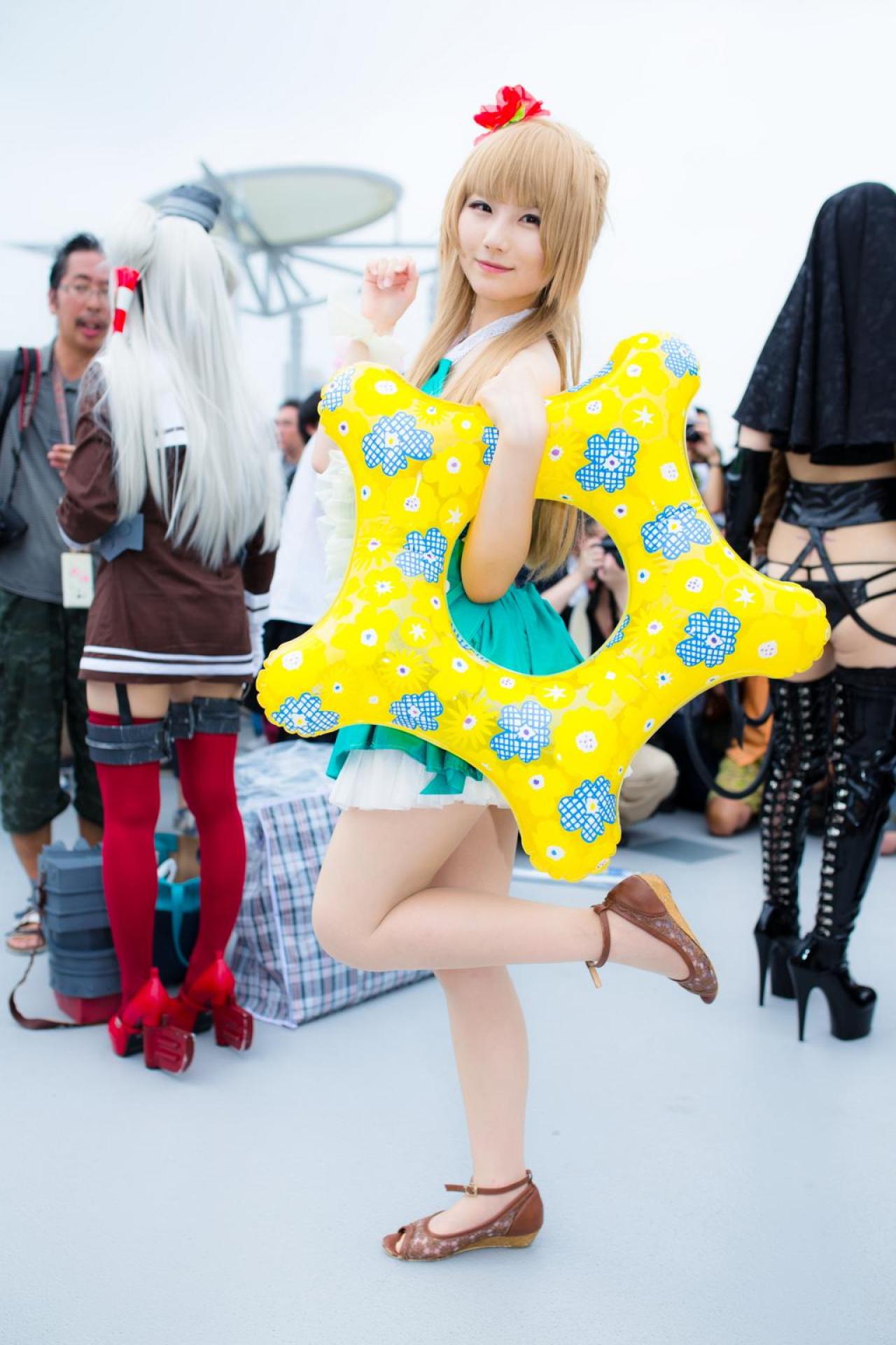 あすな扮演南小鸟左手挎着泳圈的侧面照 ohkubotadayoshi拍摄