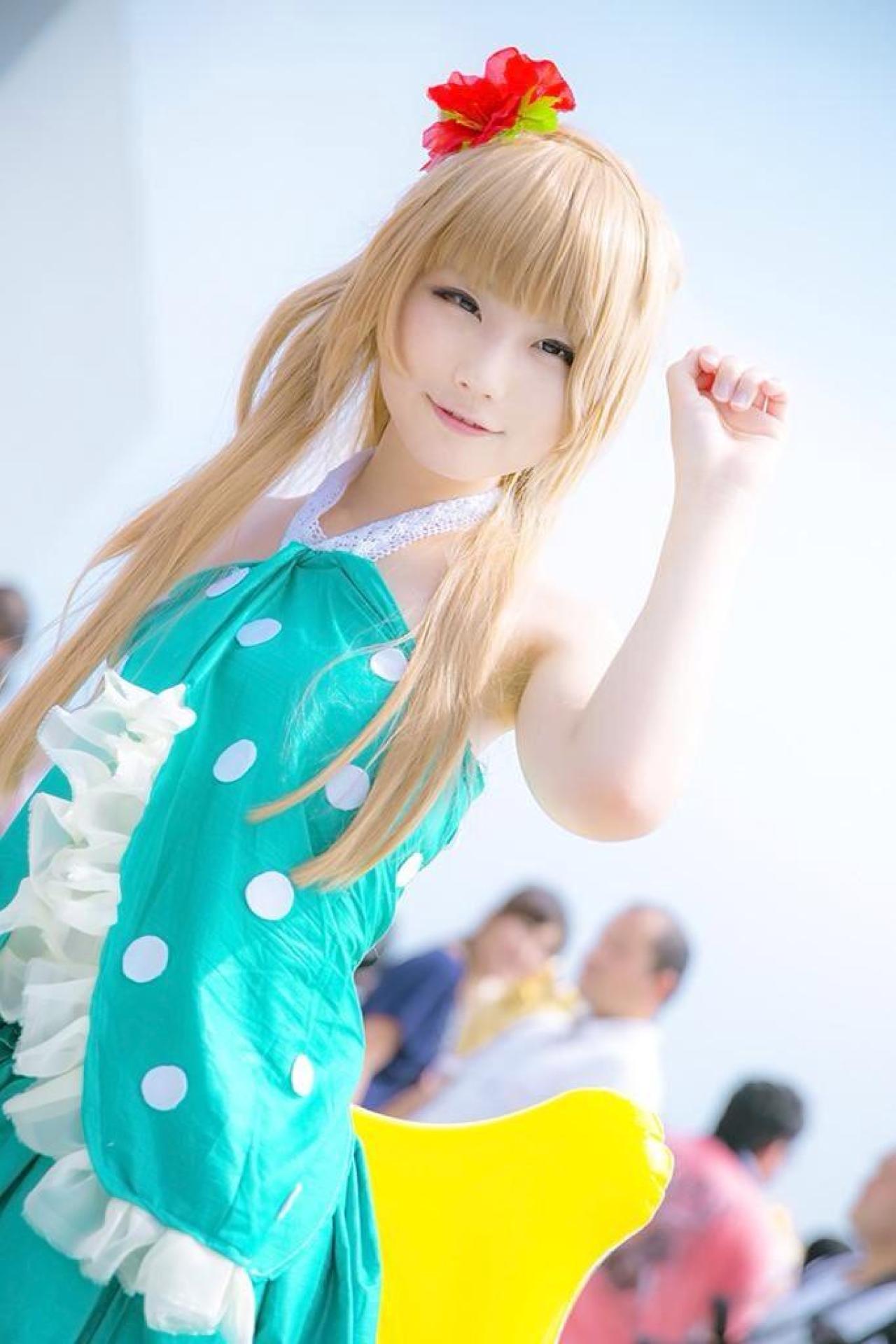 あすな扮演南小鸟伸出左手咪着眼睛微笑的样子 bluevainstar拍摄