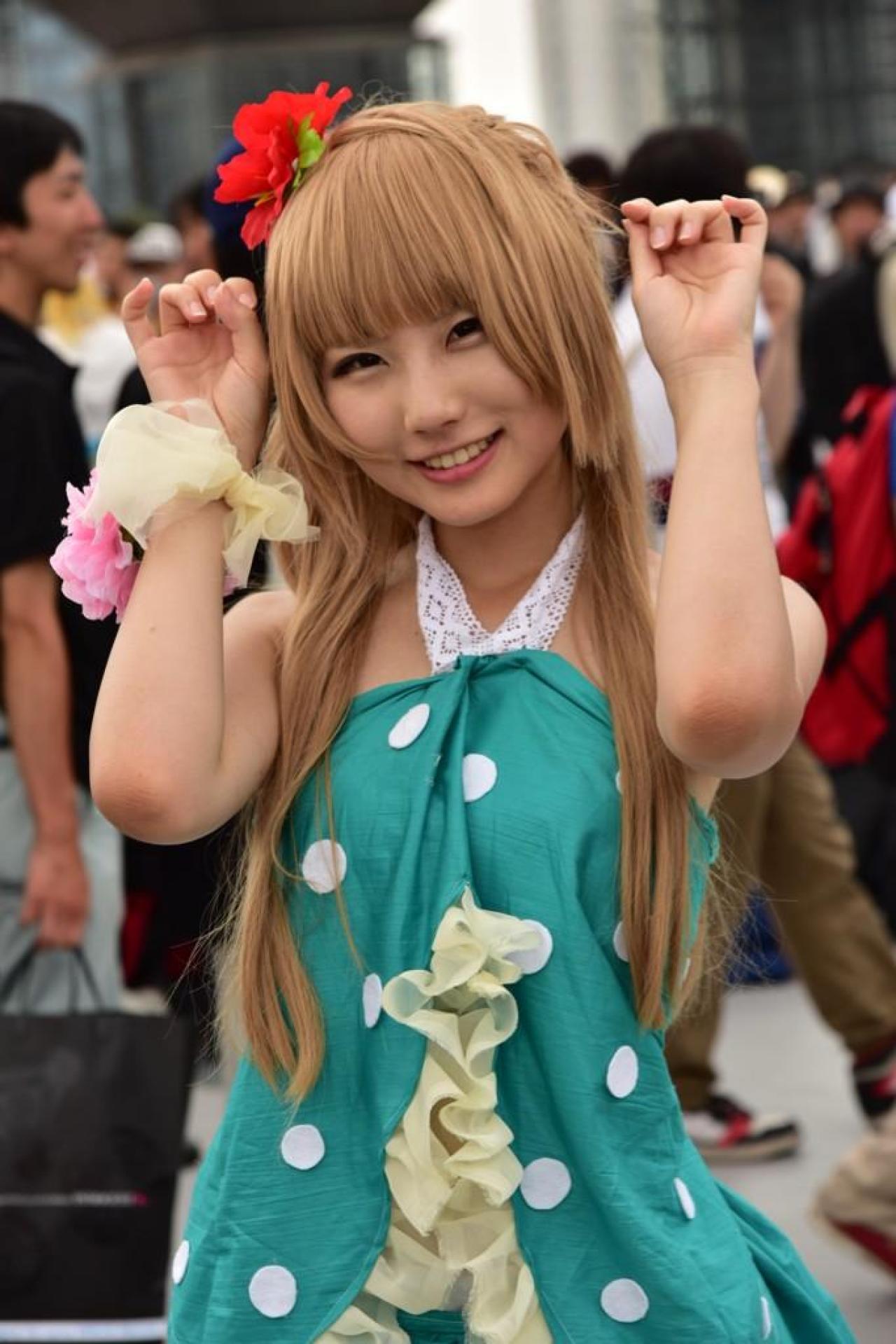 あすな扮演南小鸟抬起双手扮小猫的姿势 Hachune_Miku拍摄