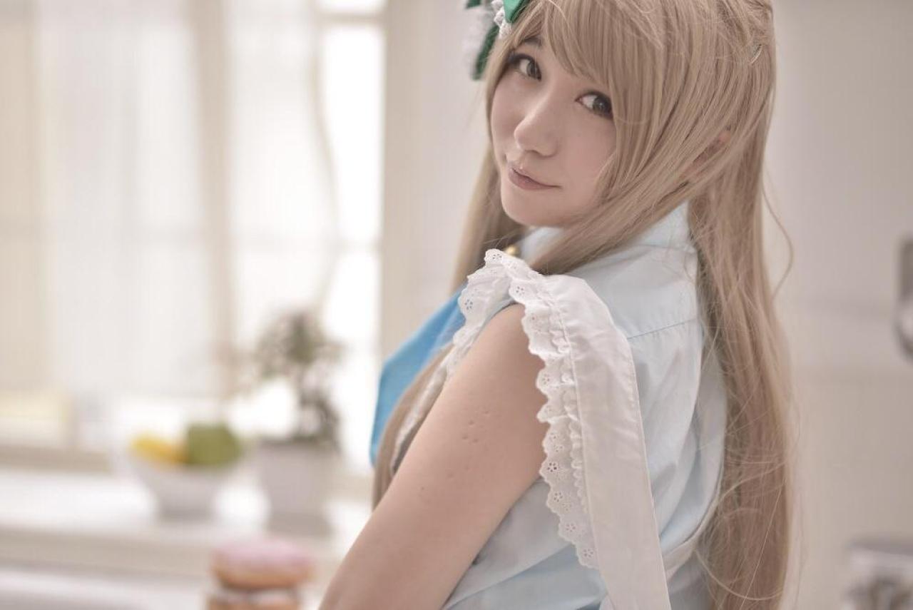 橘猫汰扮演南小鸟回头看镜头的上半身照