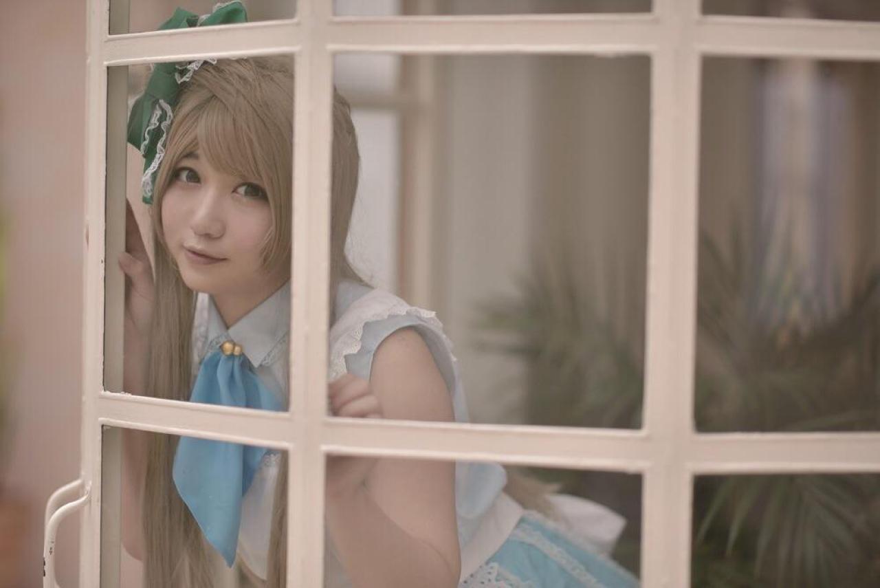 橘猫汰扮演南小鸟俯身扒在门上