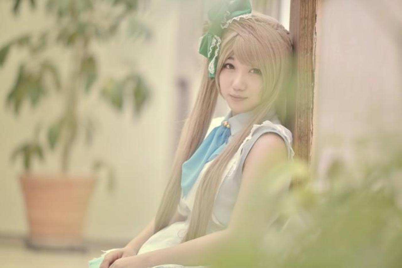 橘猫汰扮演南小鸟轻轻靠在墙上