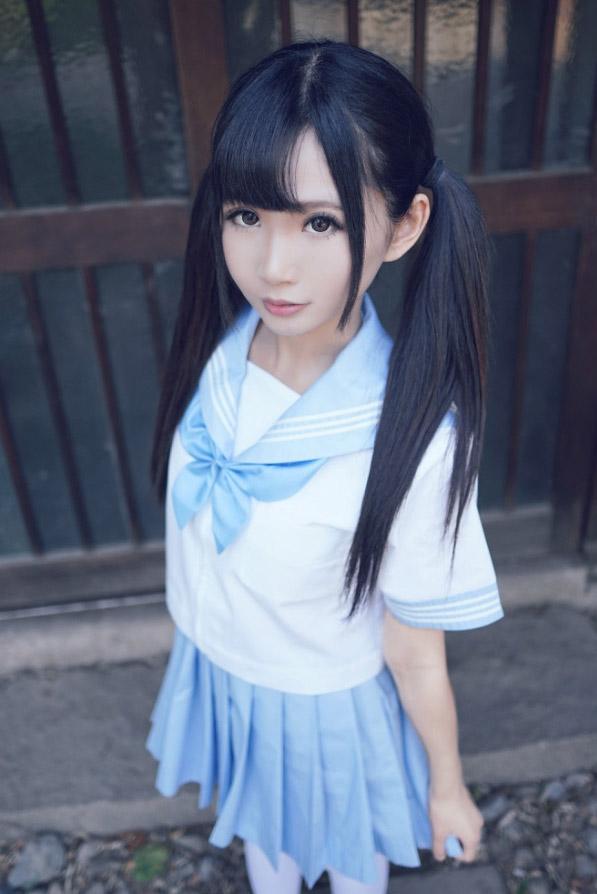 姗酱披着双马尾站在窗前