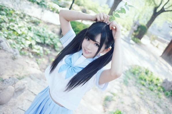 姗酱双手捏着一柳树叶扎在头顶的卖萌姿势