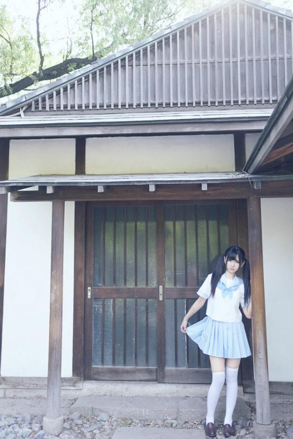 姗酱左手扶着柱子，右手拎起裙角的姿势