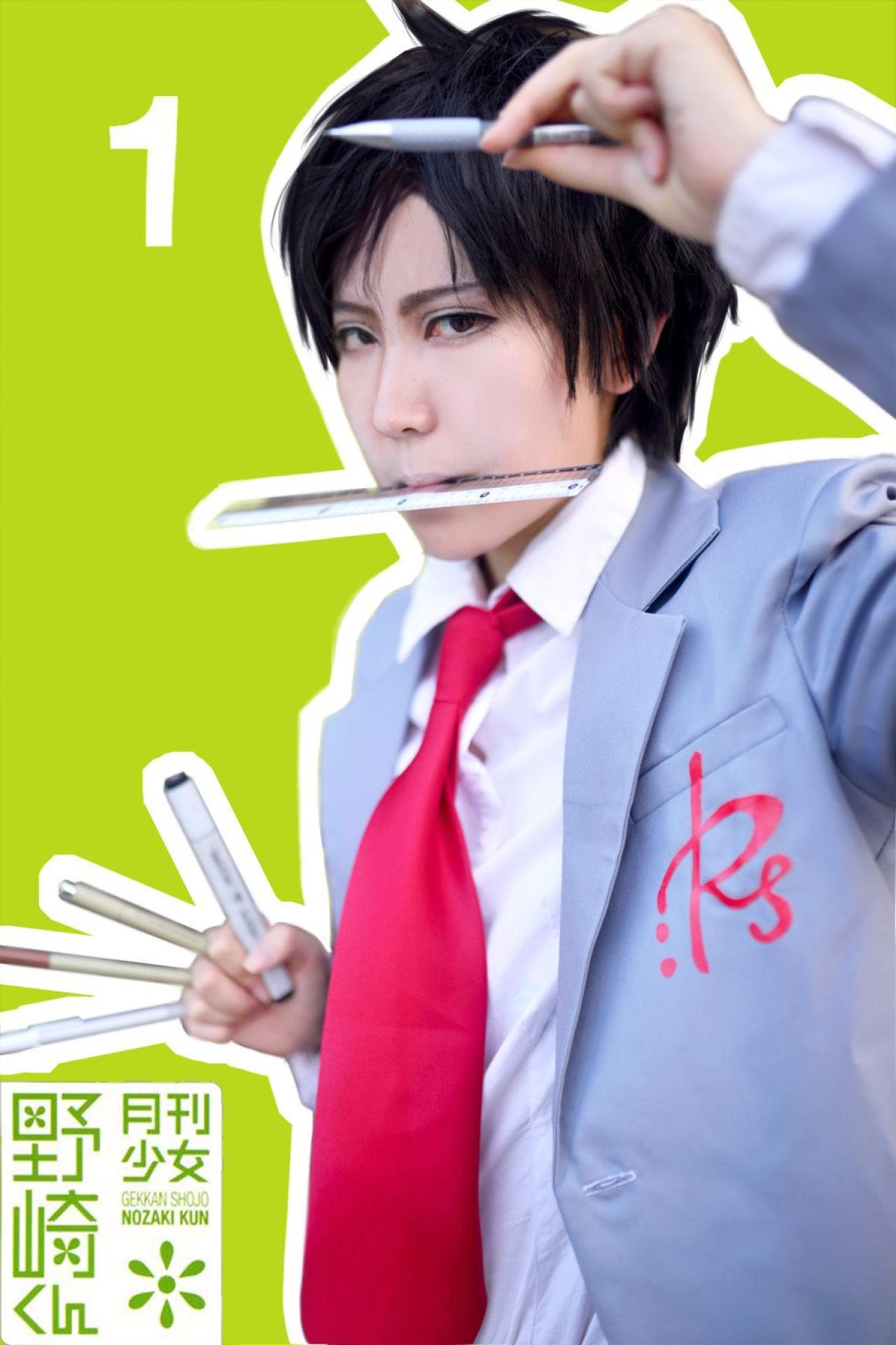 右手先生扮演的野崎梅太郎嘴里叼着赤字，手里拿着马克笔等可爱姿势