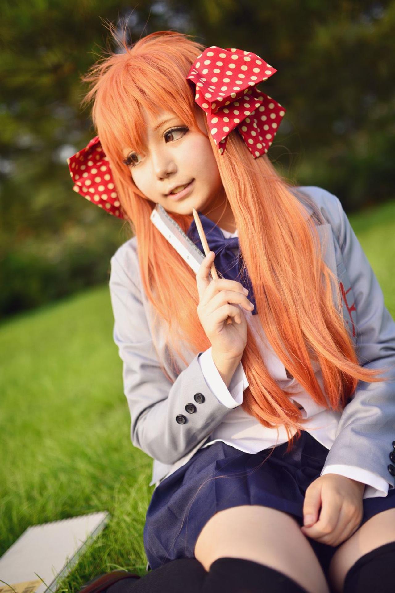 慕斯扮演的佐仓千代坐在草地上拿着铅笔抵住下巴萌姿势