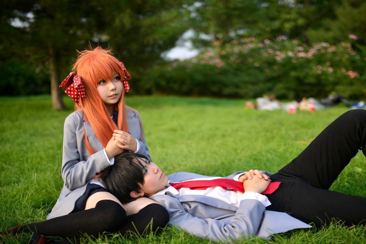 右手先生扮演的野崎梅太郎膝枕在慕斯扮演的佐仓千代的腿上，慕斯扮演的佐仓千代双手叠放在胸前，激动的模样