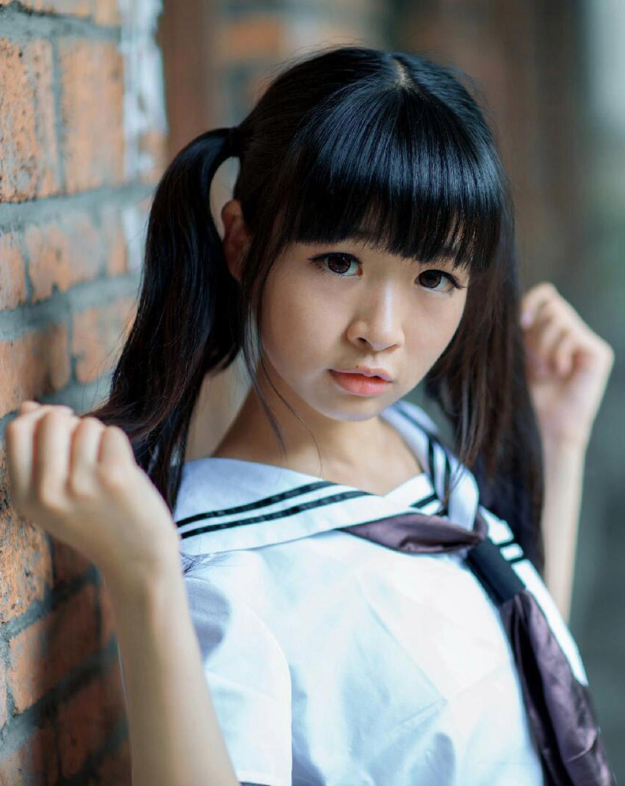 机智草纸举起双手青靠在红砖墙上局部照