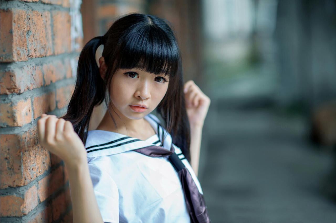 机智草纸举起双手青靠在红砖墙上完整照