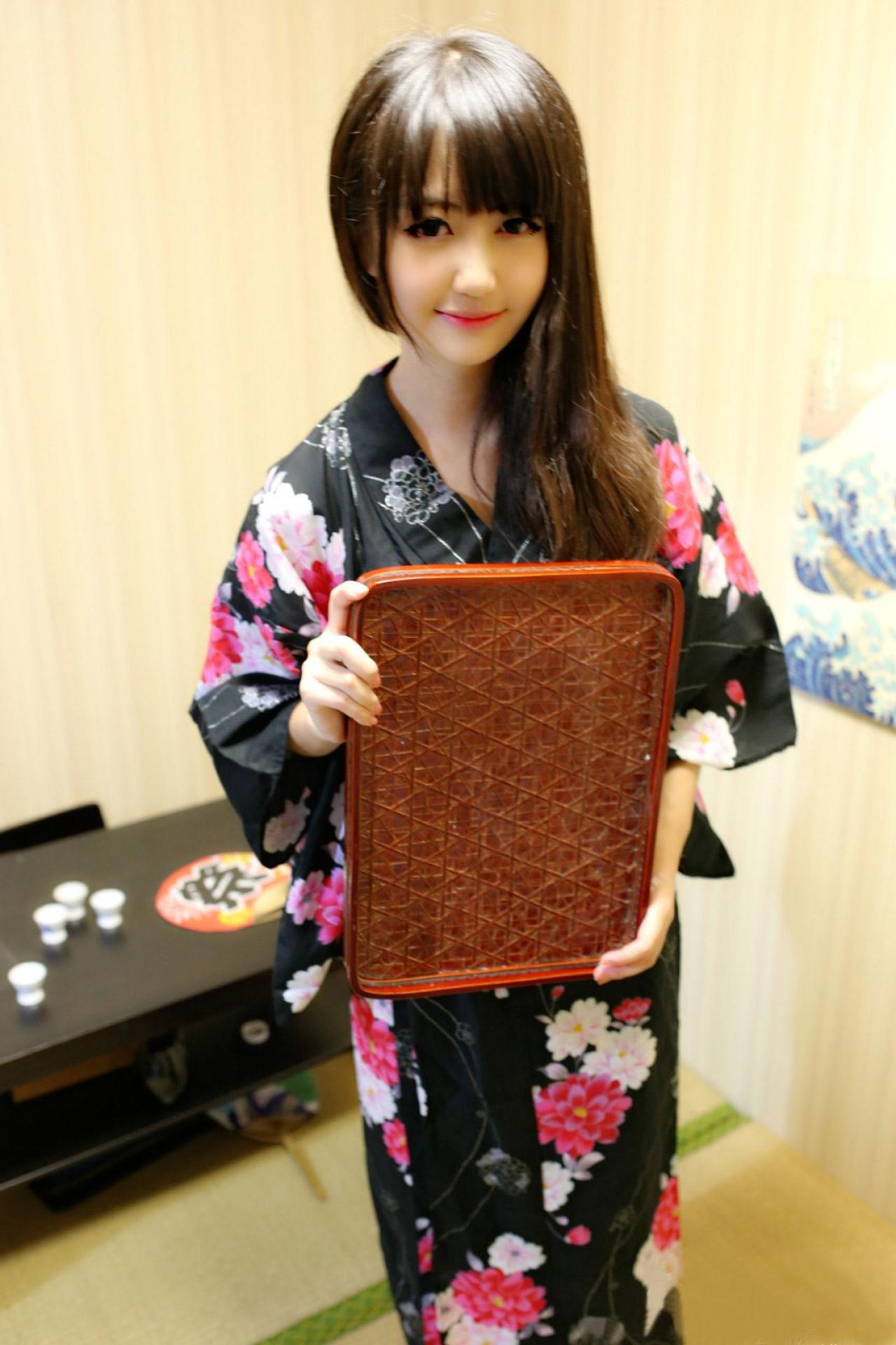 小黑Niku抱着盘子站立的姿势