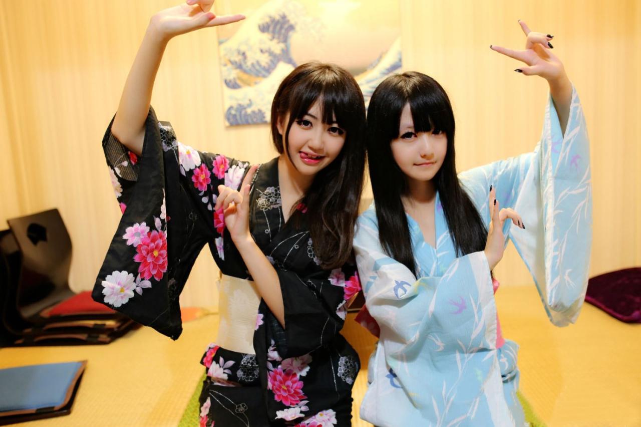 小黑NIku吐舌头和小蓝残无各伸出半边手，两人肩并肩坐着摆心形手势