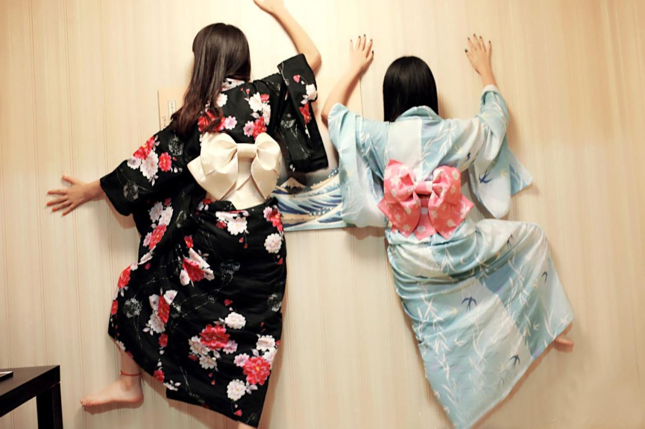 小黑Niku和小蓝残无似乎被什么拍在墙上的卖萌搞笑背景