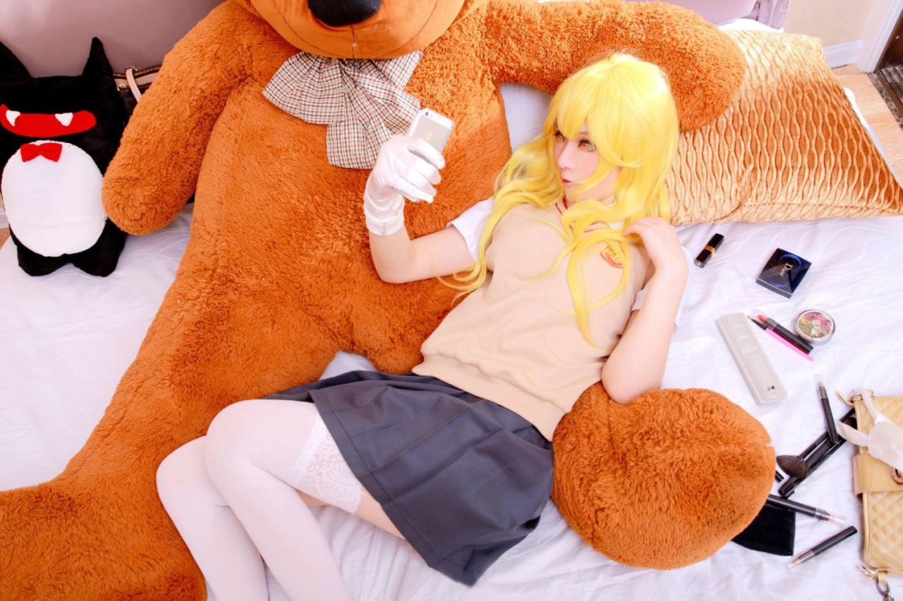 一央小泽扮演食蜂操祈靠在小熊的大腿上