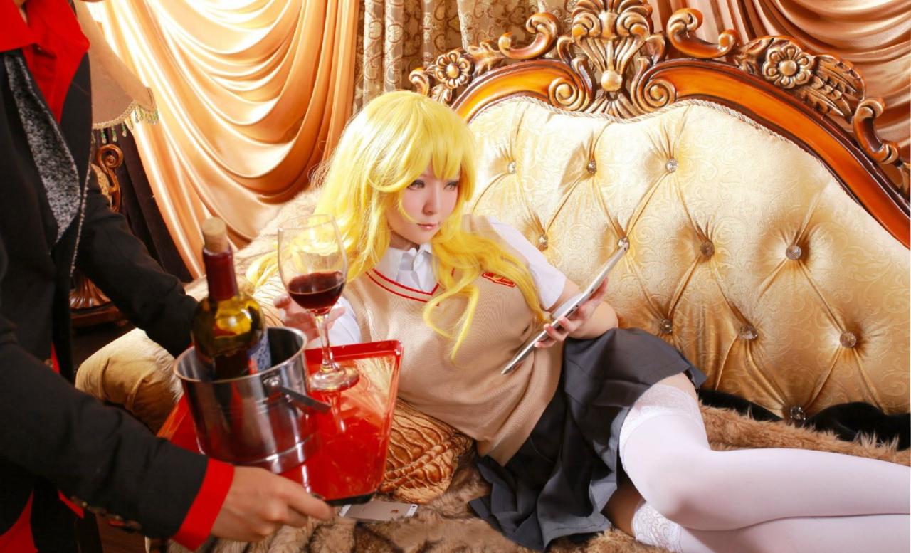 一央小泽扮演食蜂操祈躺在椅子上，男仆送来红酒